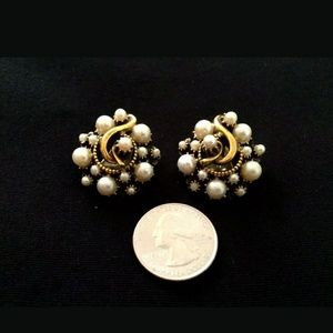 Classy Florenza Clip Earrings: Faux Pearls